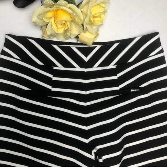 ⭐️NEW⭐️White House Black Market (WHBM) Classic Black & White Stripe Knit Short - Picture 5 of 11
